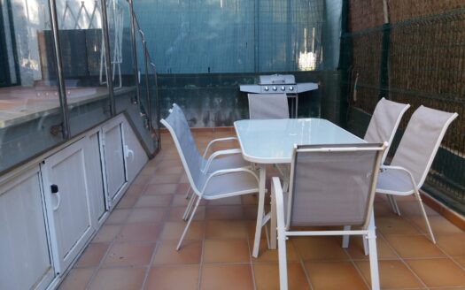 VILAJUIGA – Piso planta baja con patio.