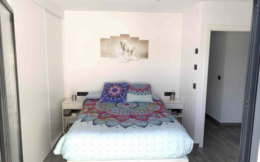 STA. MARGARITA – Moderna casa con pisicina comunitaria